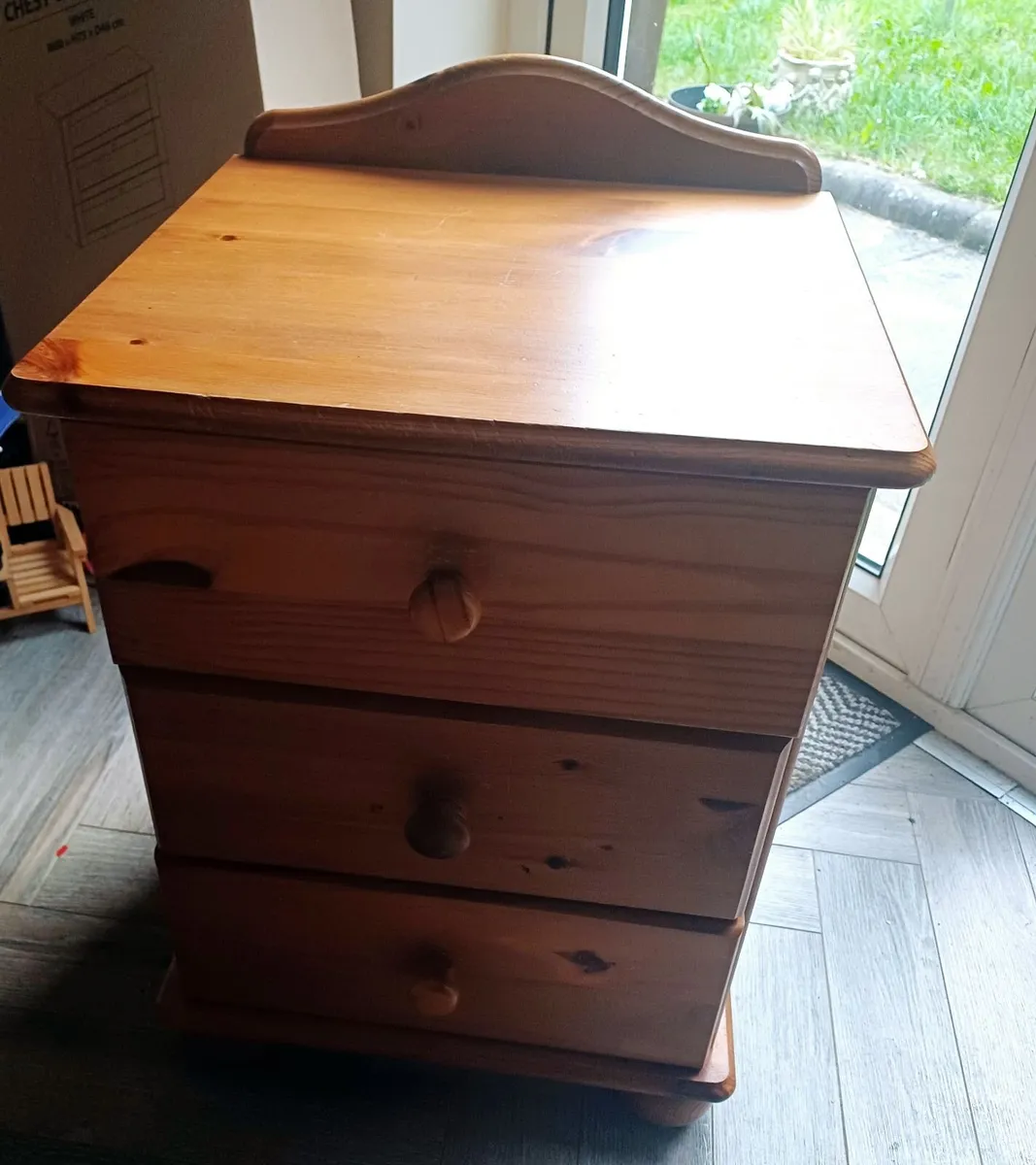 Chest of drawers/Wicker Lamp - Image 2