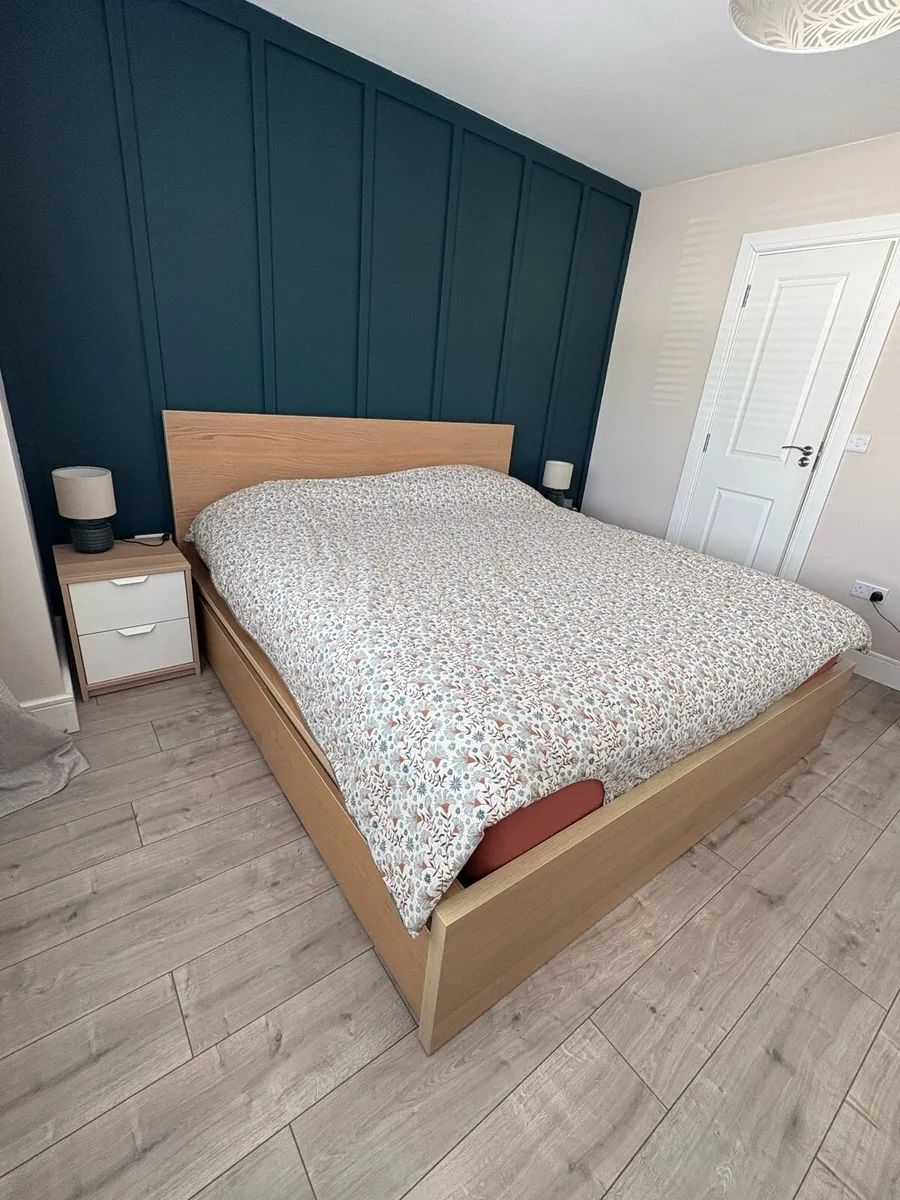 Bedroom set: bed, bedside tables, chest of drawers - Image 2