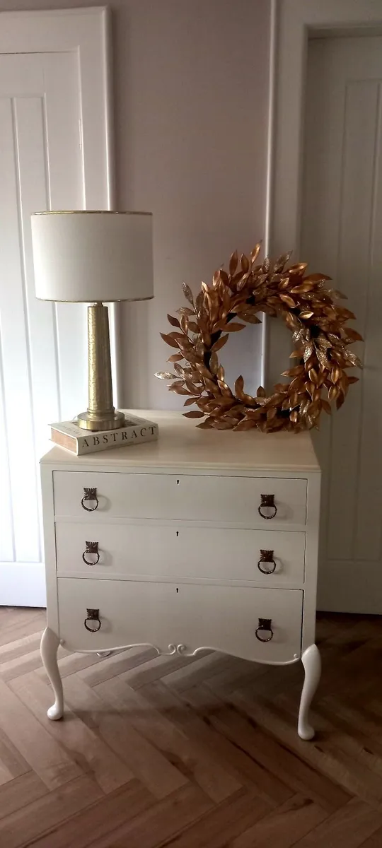 An antique French style chest of drawers - Image 1
