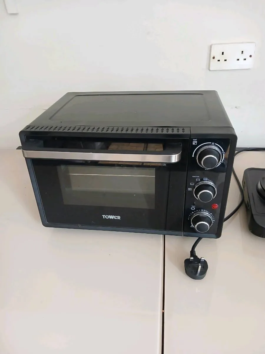 Cooker and hob - Image 1