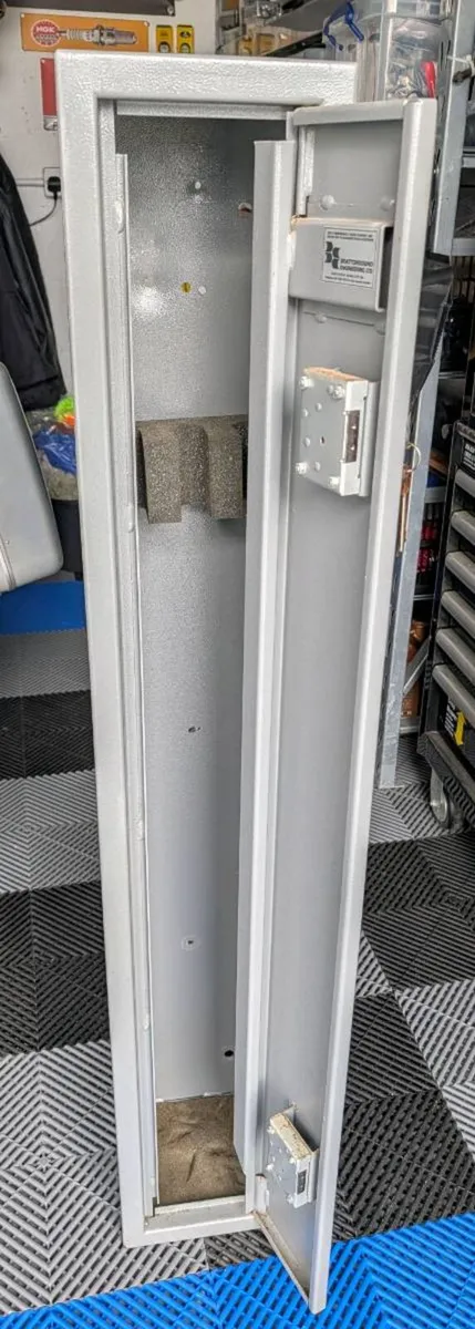 Gun cabinet - Image 1