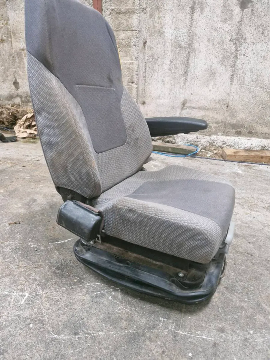 VOLVO SEAT FOR LOADING SHOVEL - Image 4