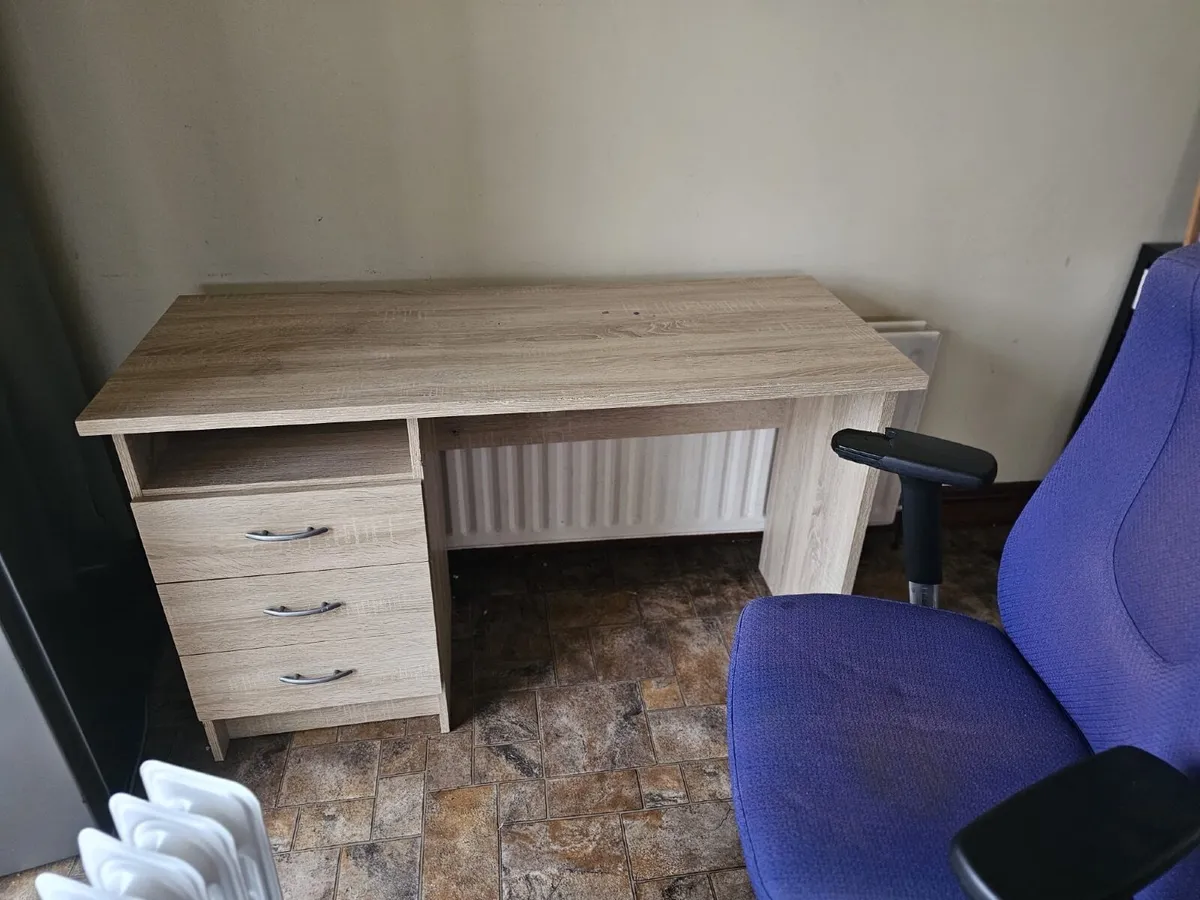 Study table, chair and radiator - Image 2