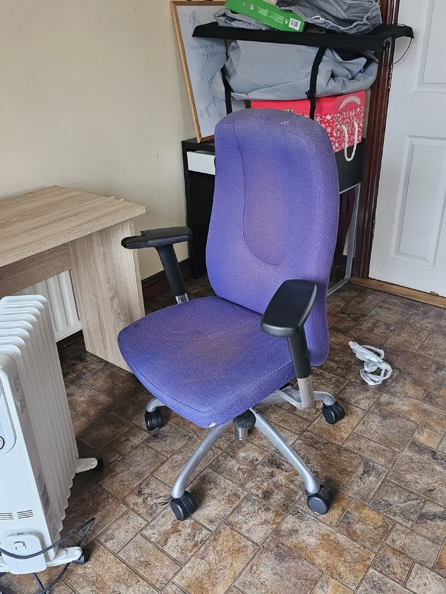 Study table, chair and radiator - Image 3