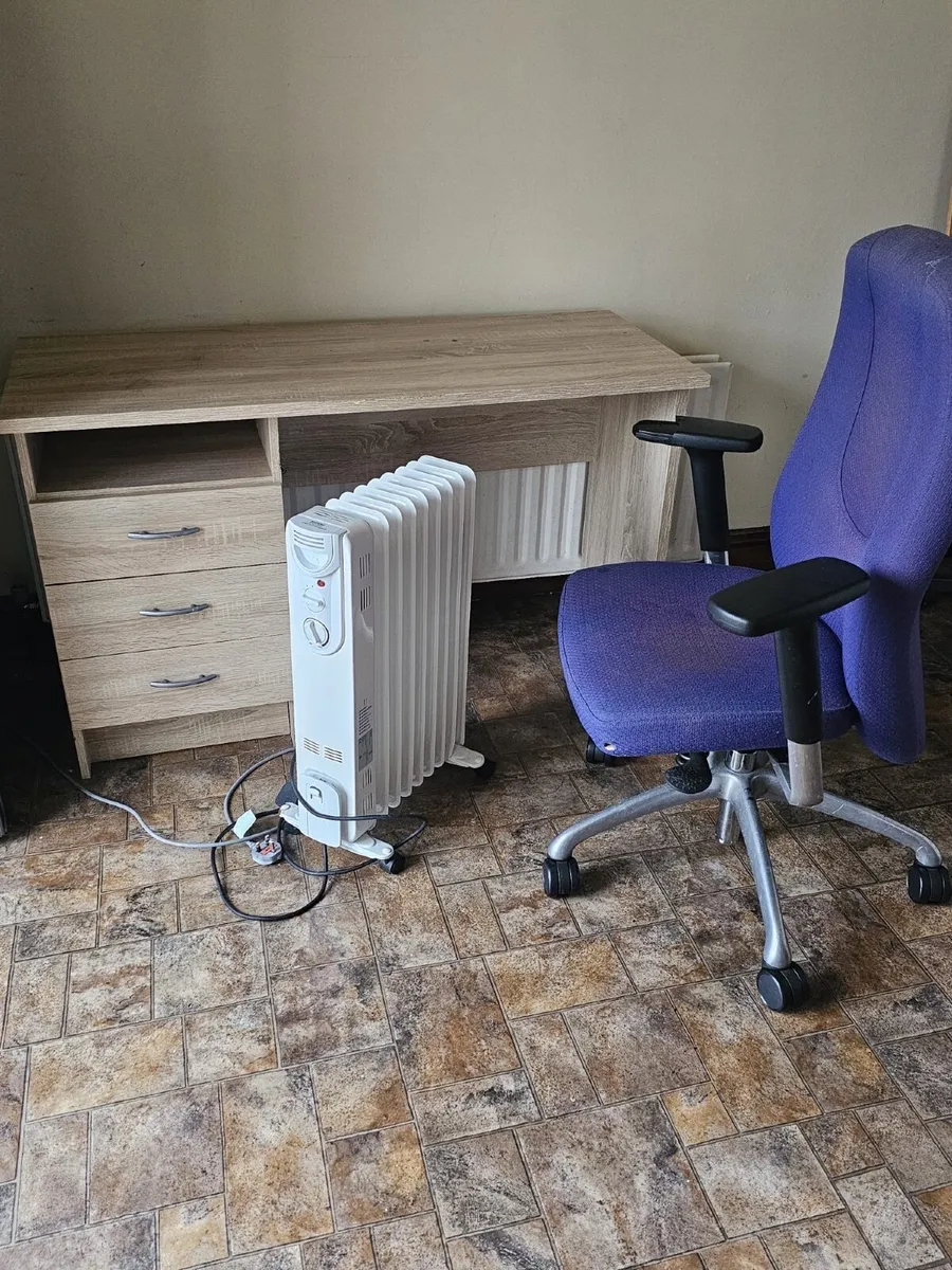 Study table, chair and radiator - Image 1