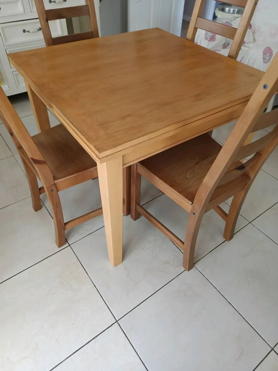 Table and chairs - Image 2