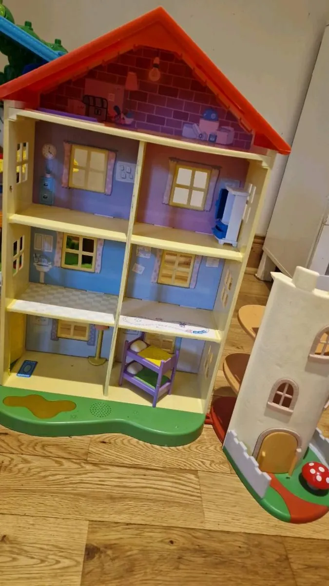 Peppa house and small house