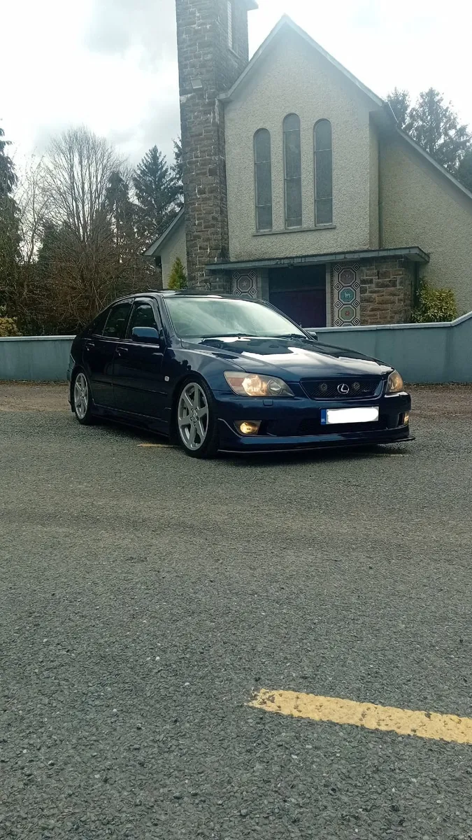 LEXUS IS200 - Image 2