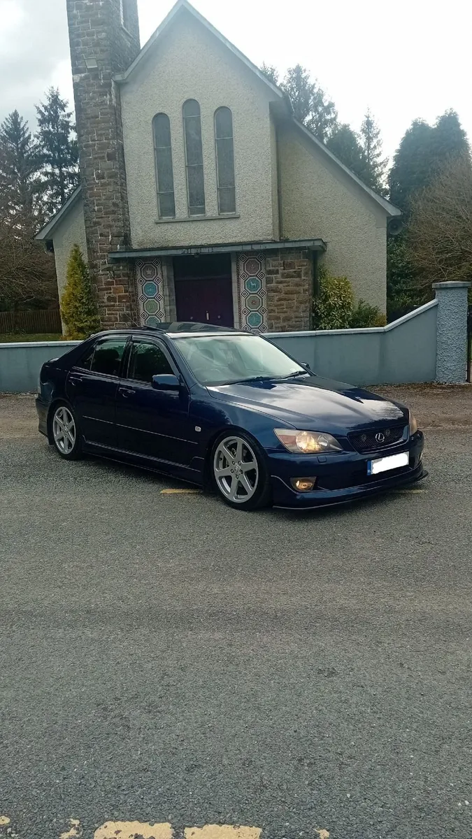 LEXUS IS200 - Image 3