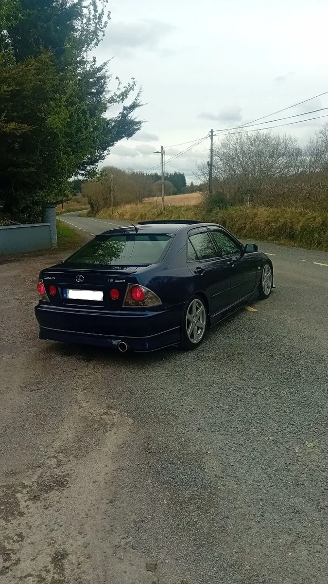 LEXUS IS200 - Image 4