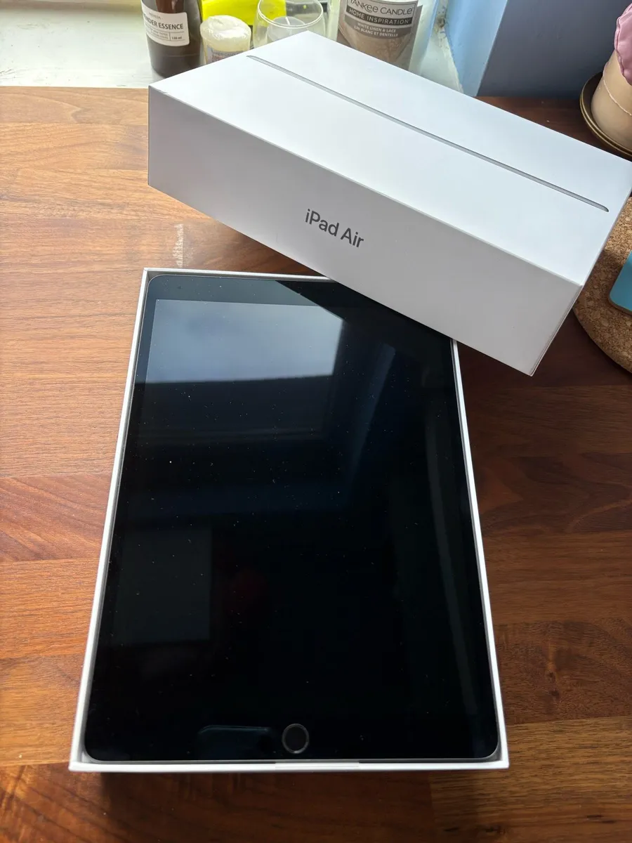 iPad Air 10.5 (3rd Gen) - Image 1
