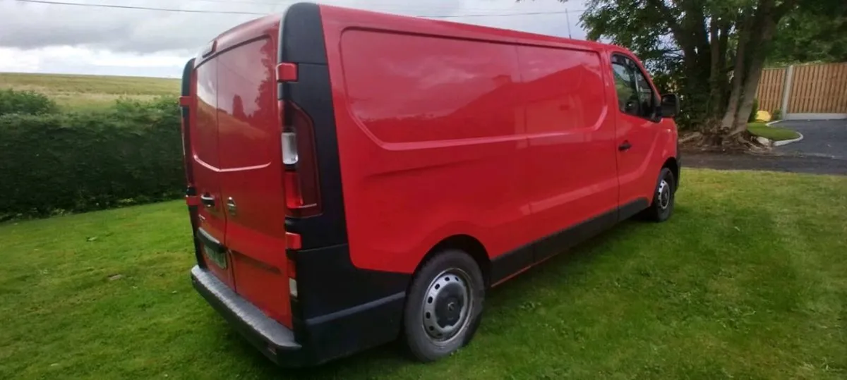 2017 Nissan NV 300 - Image 4