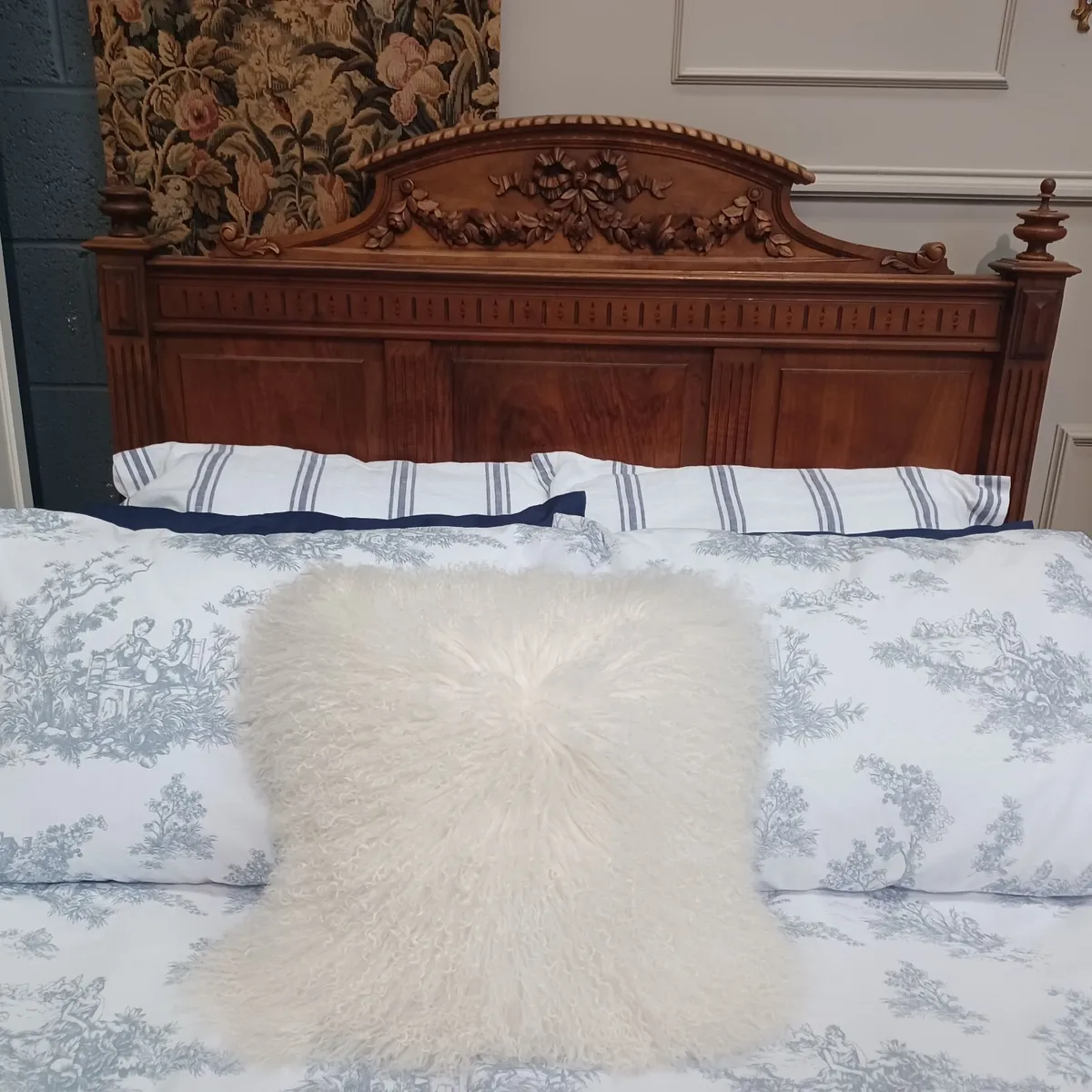 Three spectacular Henry II antique beds - Image 3