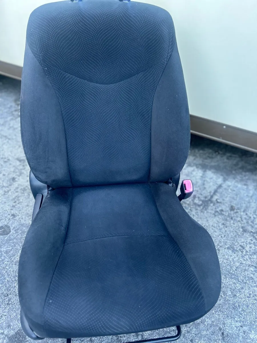 TOYOTA PRIUS DRIVER SEAT - Image 3