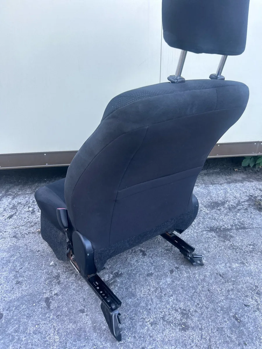 TOYOTA PRIUS DRIVER SEAT - Image 4