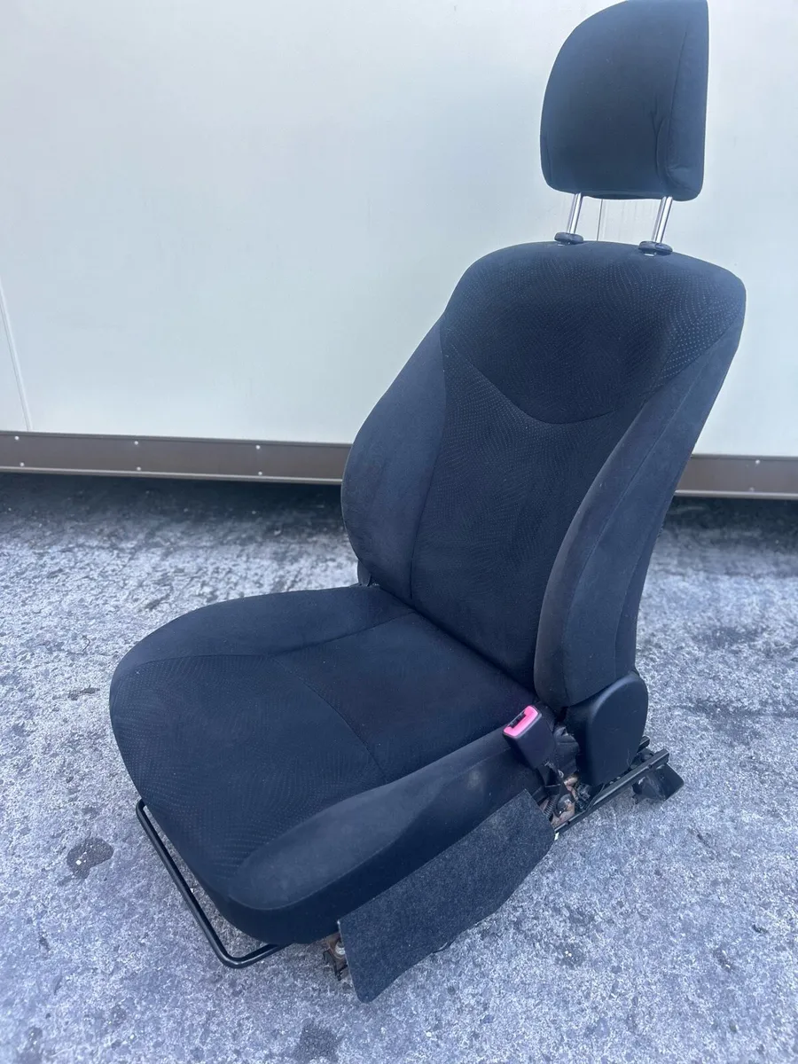 TOYOTA PRIUS DRIVER SEAT - Image 1