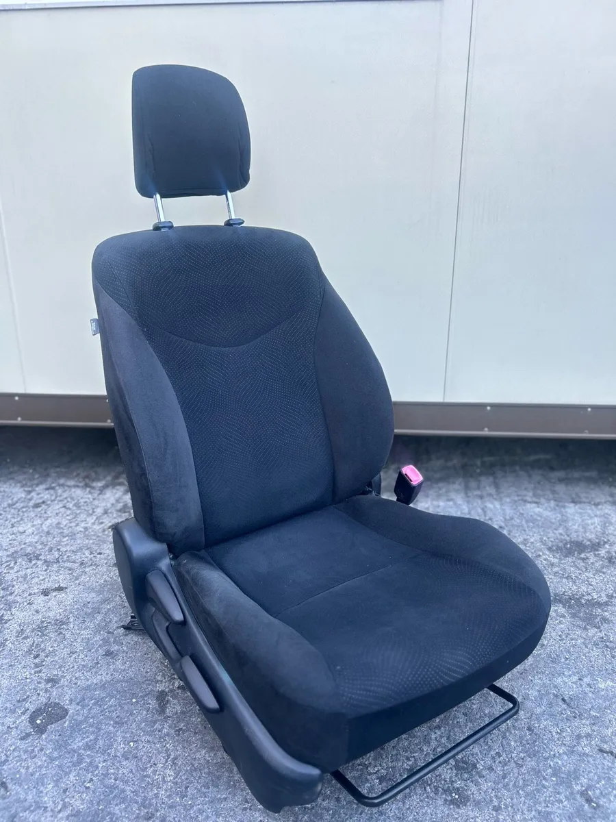 TOYOTA PRIUS DRIVER SEAT - Image 2