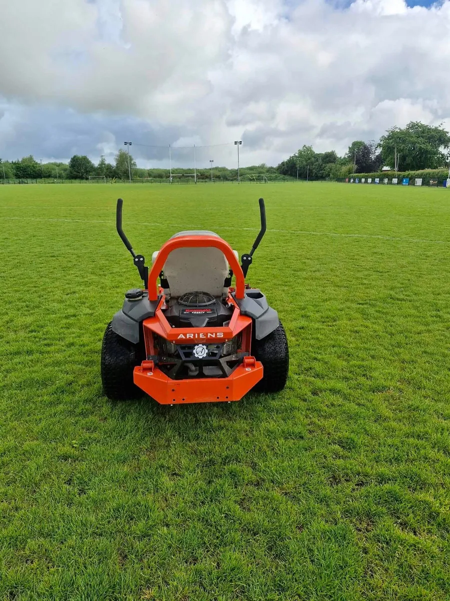 Ride on lawnmower - Image 1
