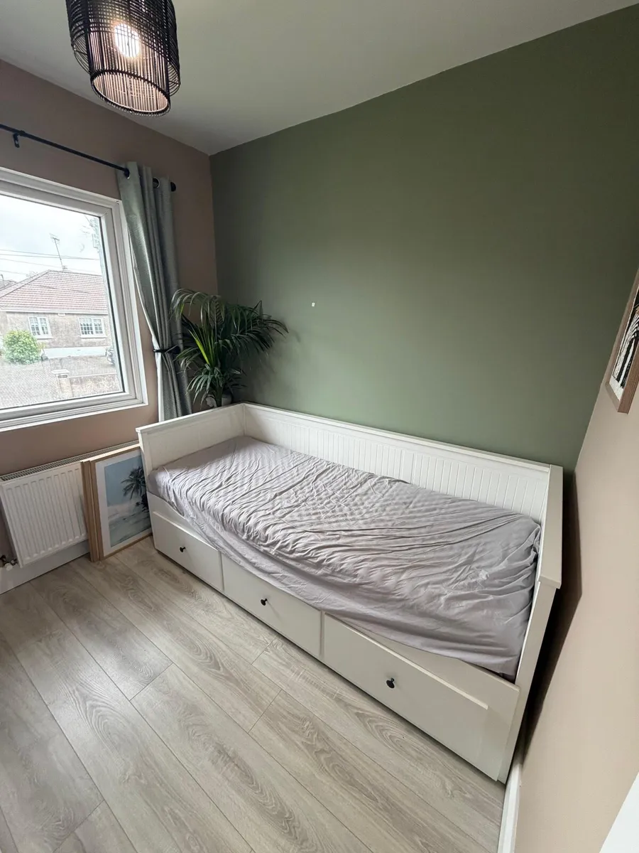 Day-bed w 3 drawers/2 mattresses - Image 1
