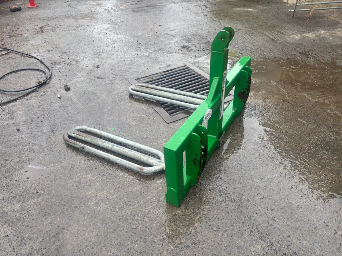 Cashels Ducks Foot Bale Handler - Image 2