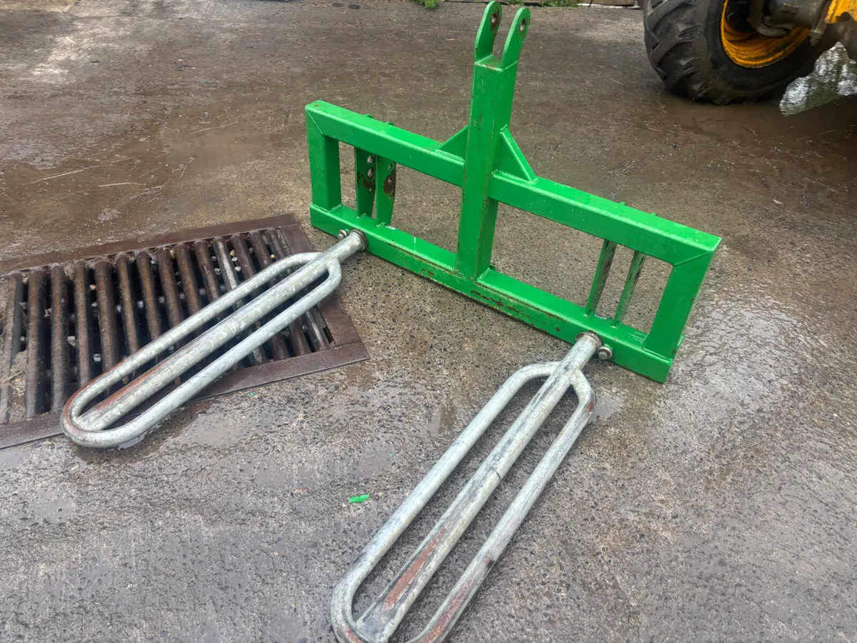 Cashels Ducks Foot Bale Handler - Image 1