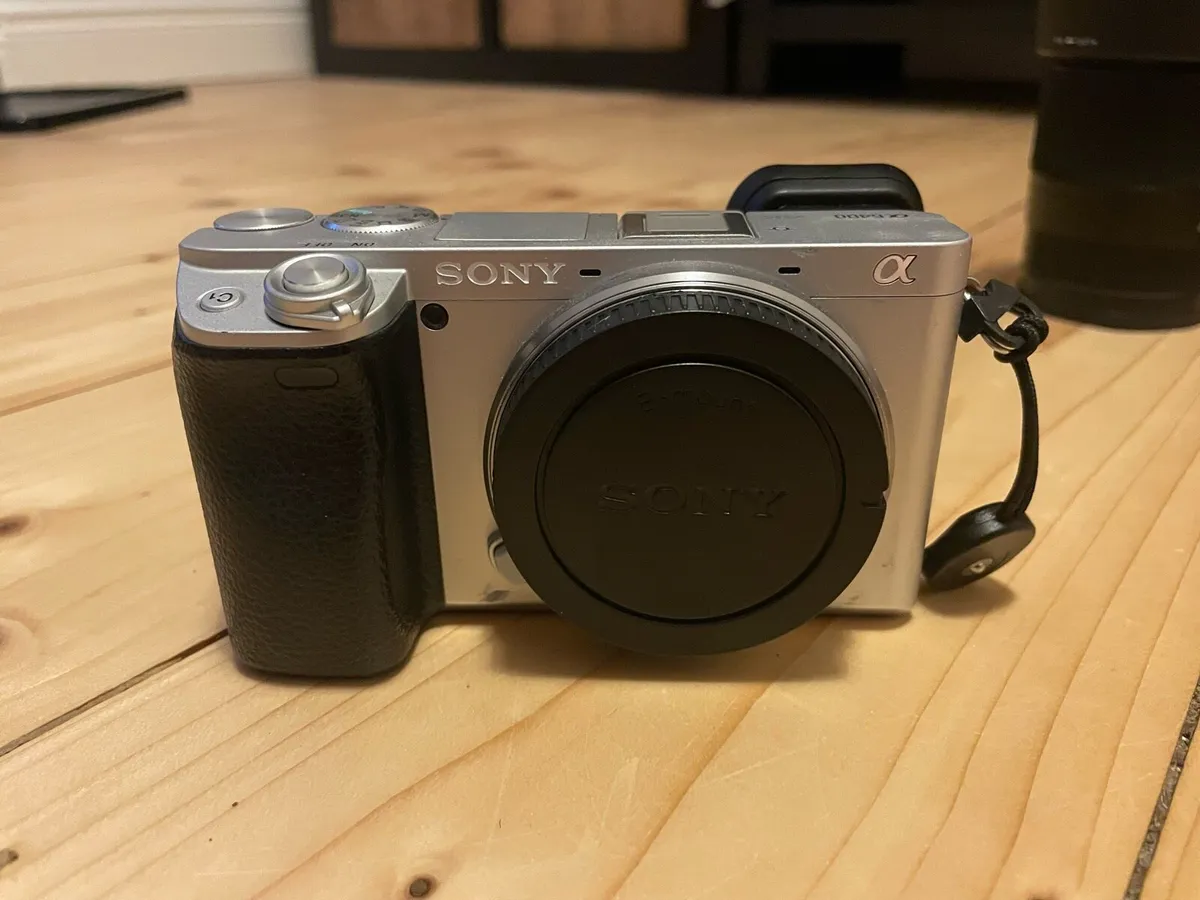 Sony A6400 Camera Kit - Image 2