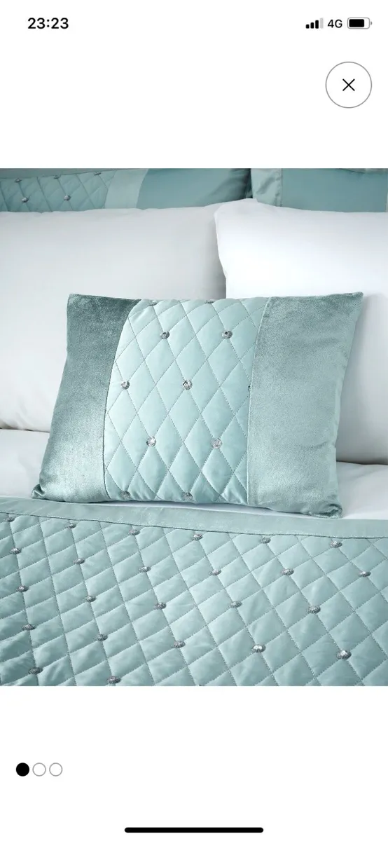 Bed throw and cushions - Image 2