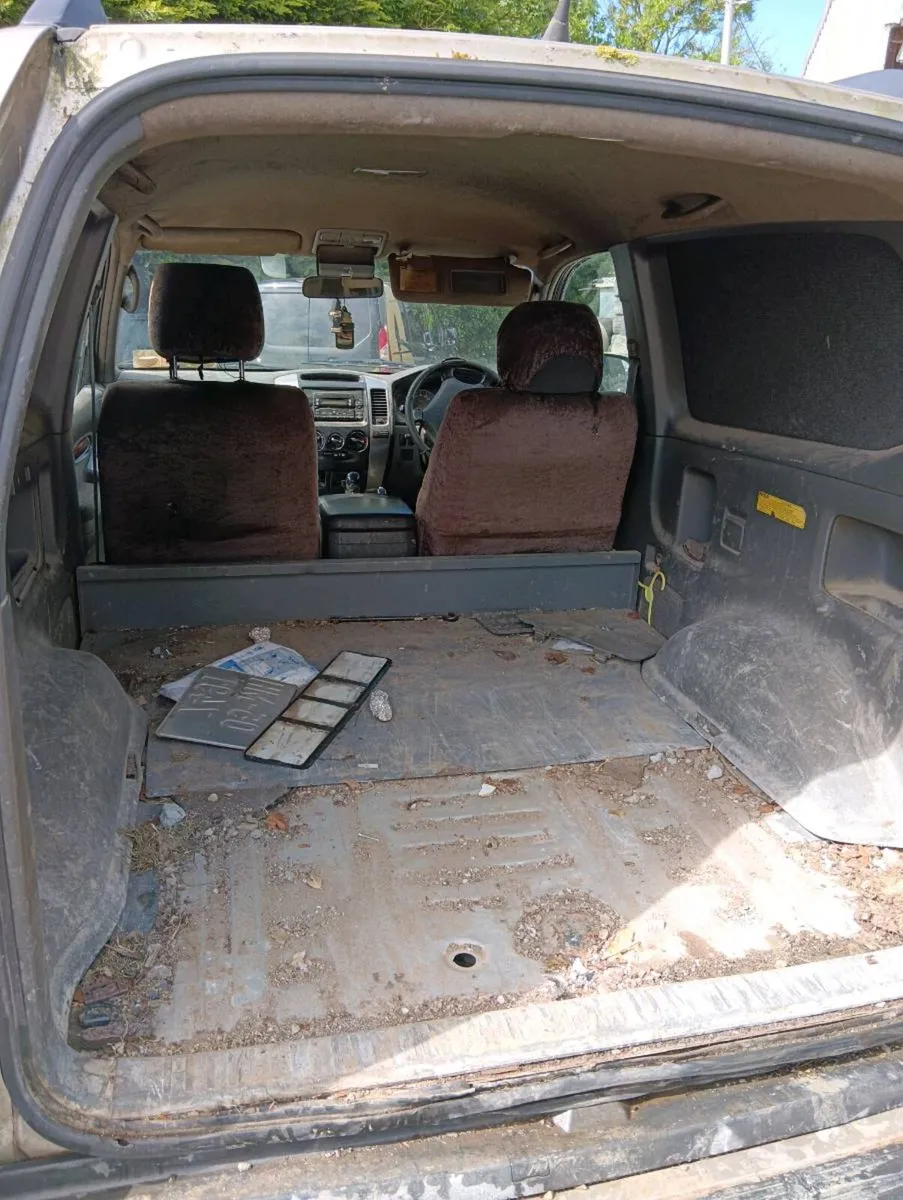 Breaking Toyota land cruiser 2005 diesel - Image 4
