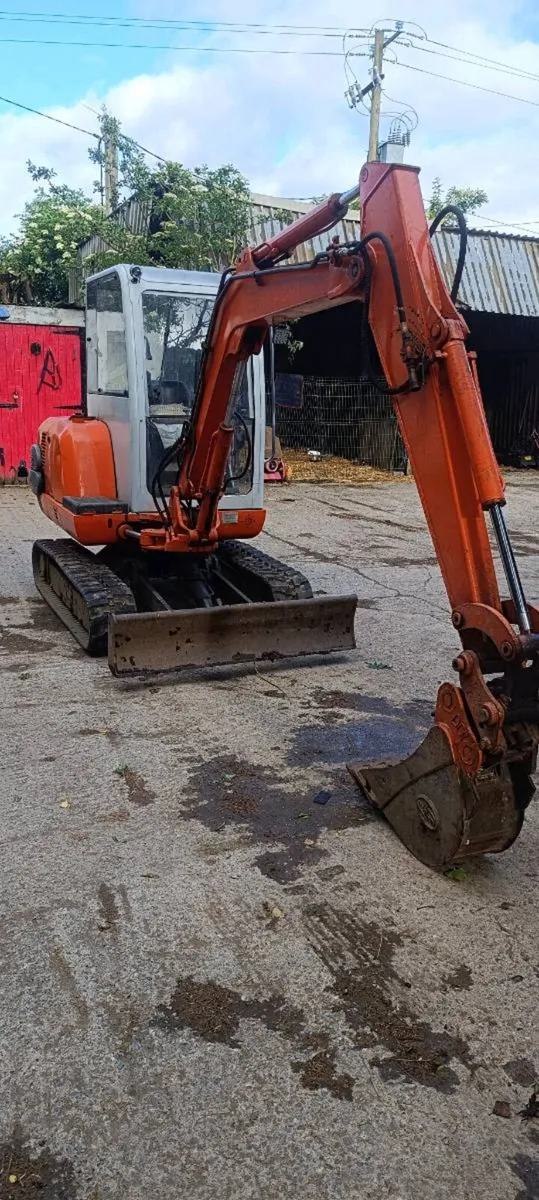 3tonne Hitachi mini digger - Image 2