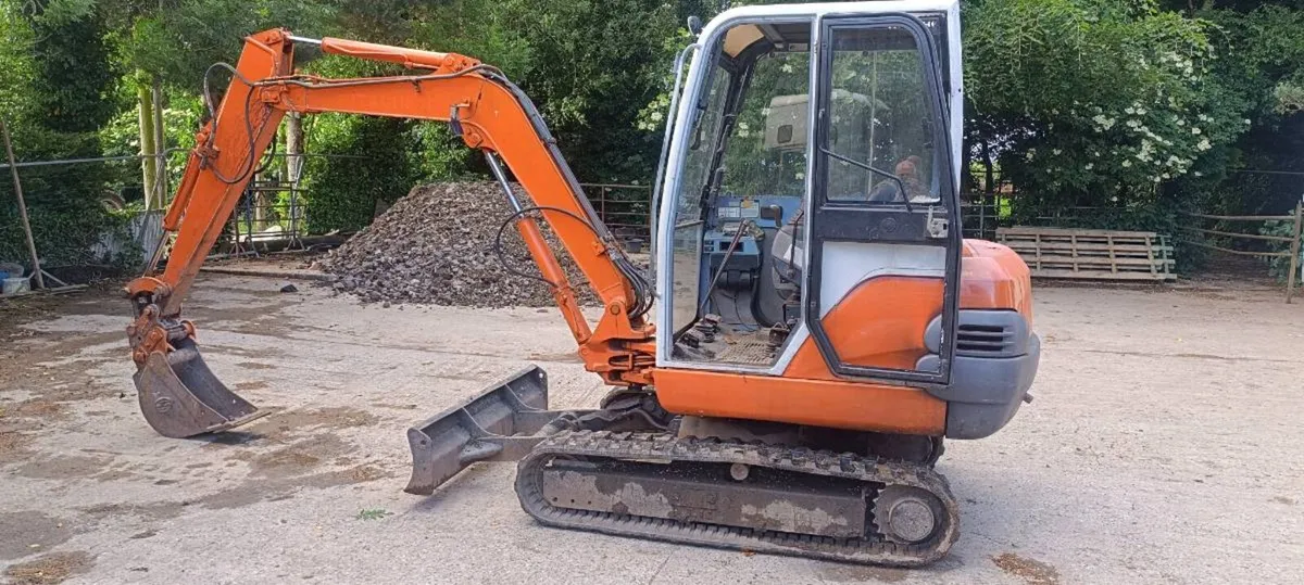 3tonne Hitachi mini digger - Image 1