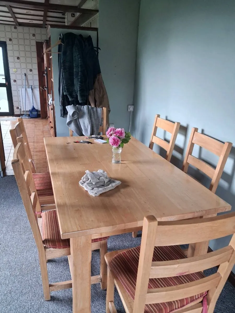 Table and chairs - Image 1