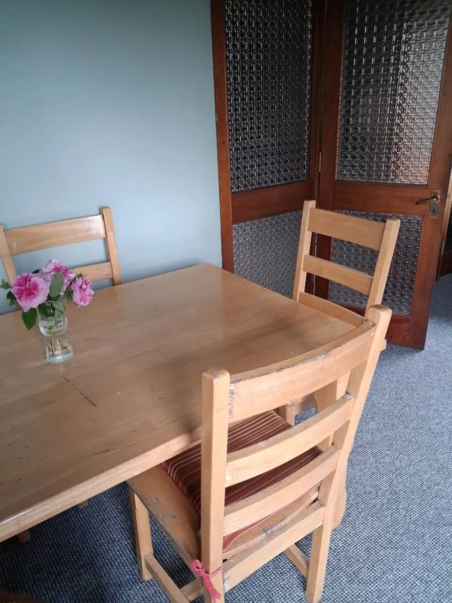 Table and chairs - Image 3