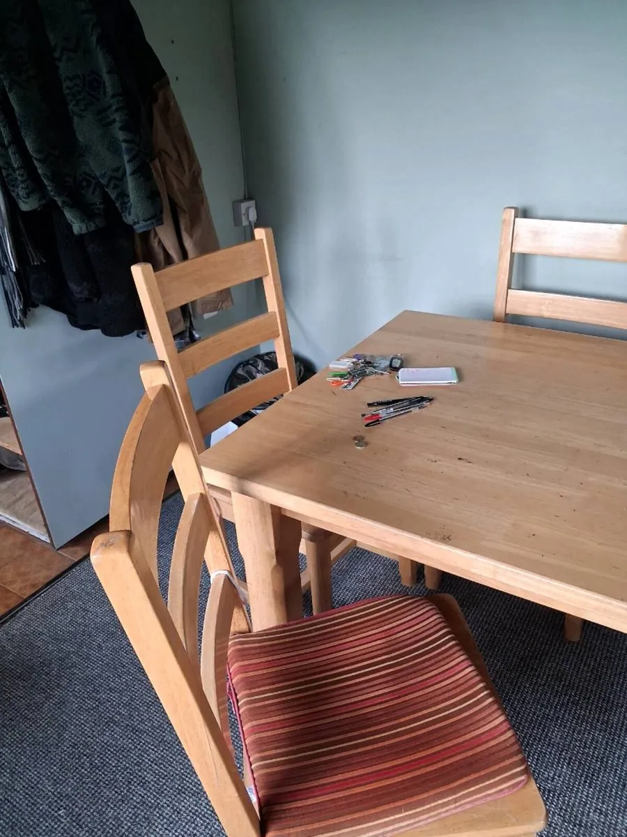 Table and chairs - Image 2