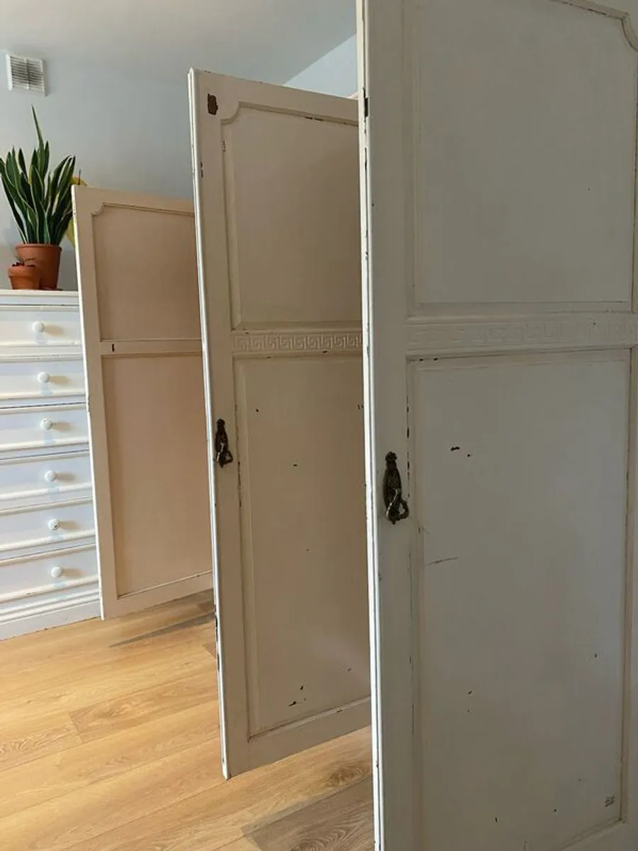 FREE Vintage solid-wood wardrobe - Image 4