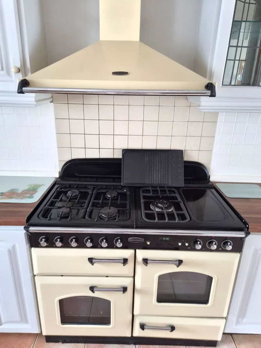 Rangemaster Cream Classic 110 & matching extractor - Image 1