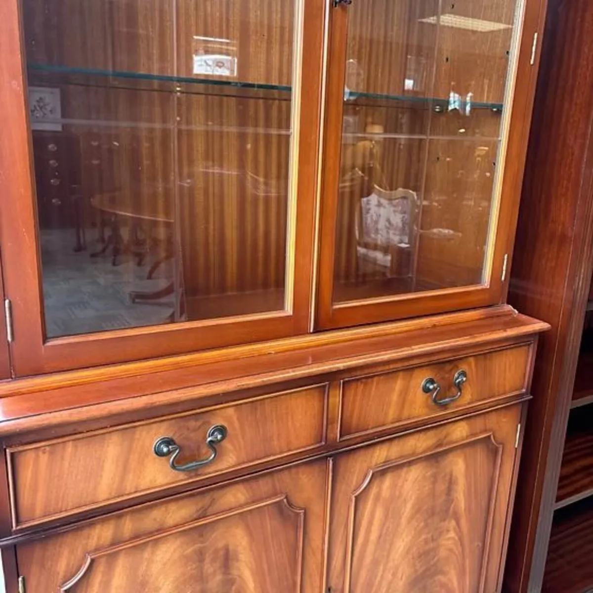 Fabulous mahogany flamed two door display cabinet - Image 2