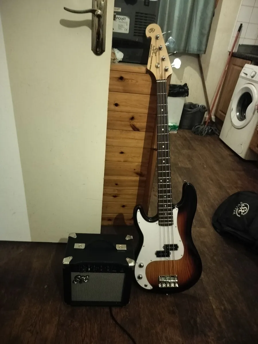 Left hand electric bass guitar and amp - Image 2