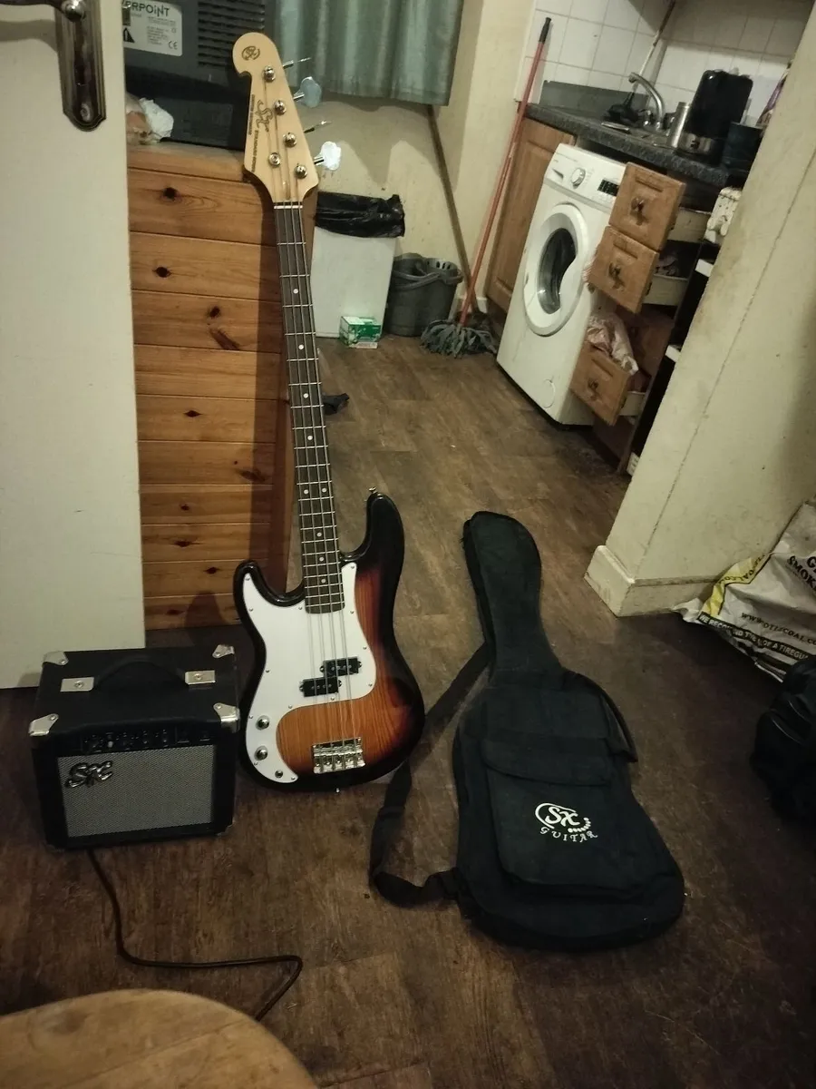 Left hand electric bass guitar and amp - Image 3
