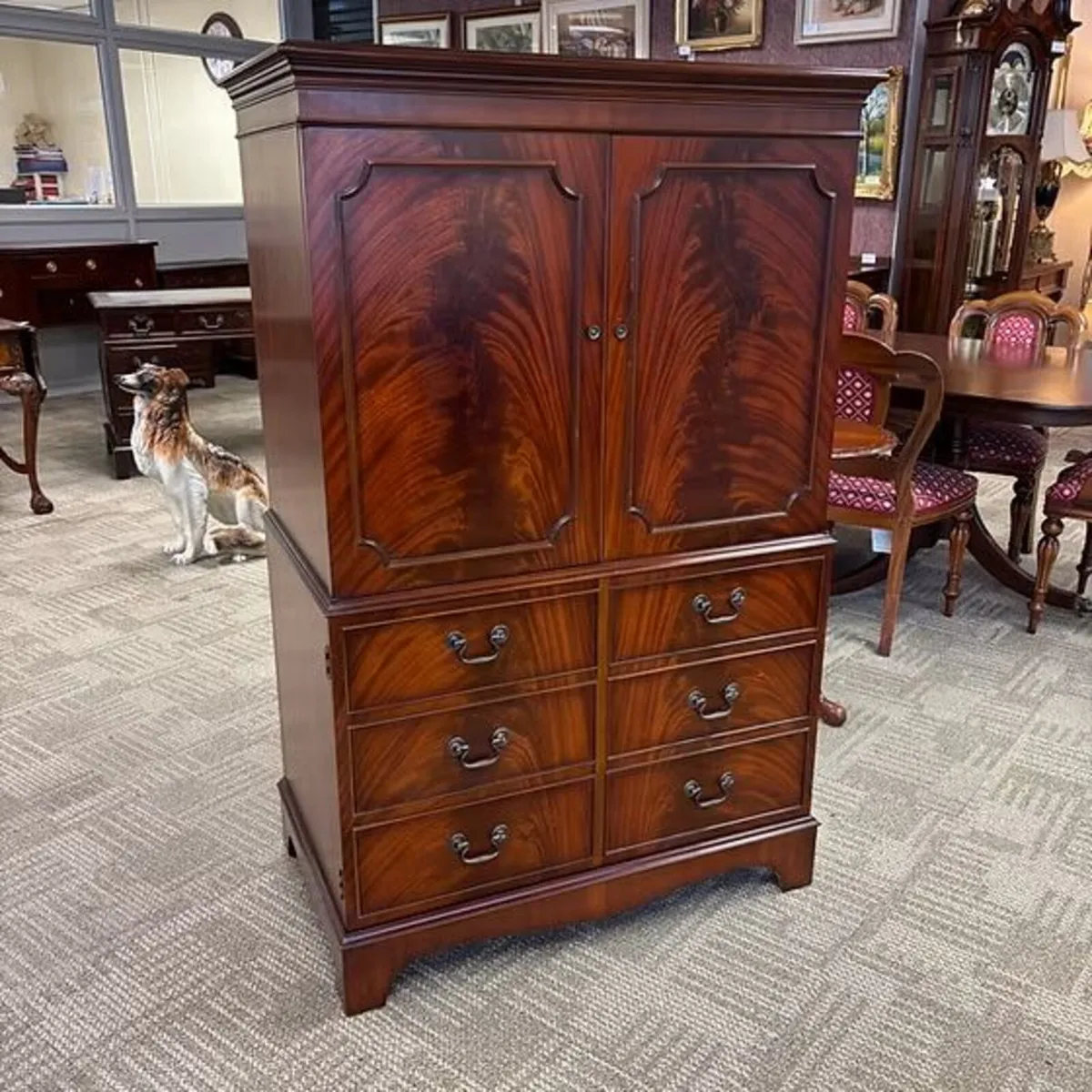 Fabulous mahogany flamed double door drinks cabine - Image 1