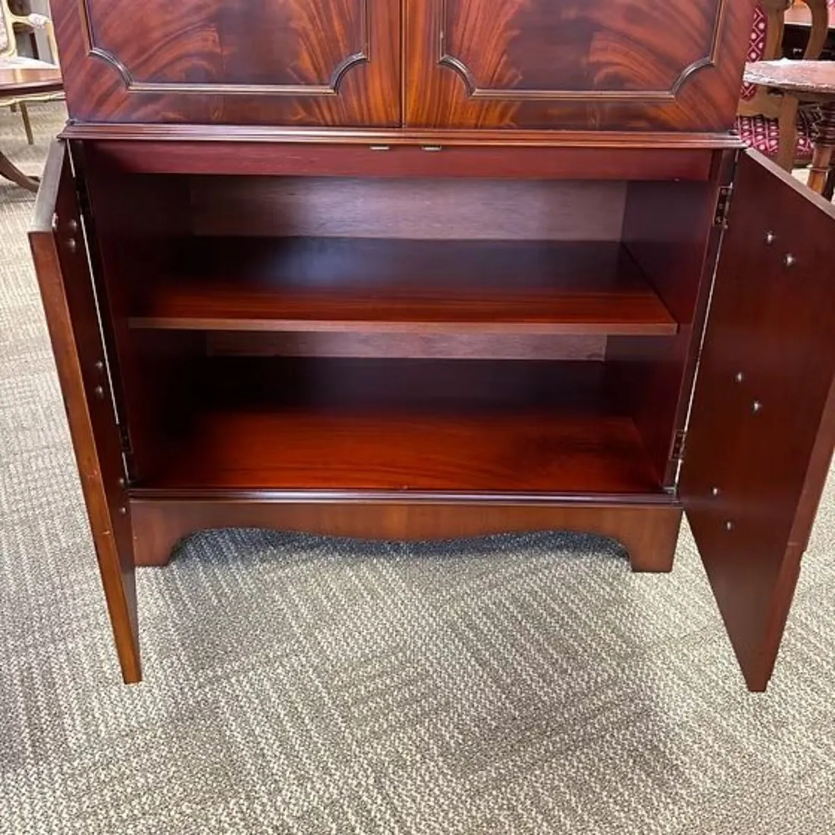 Fabulous mahogany flamed double door drinks cabine - Image 3