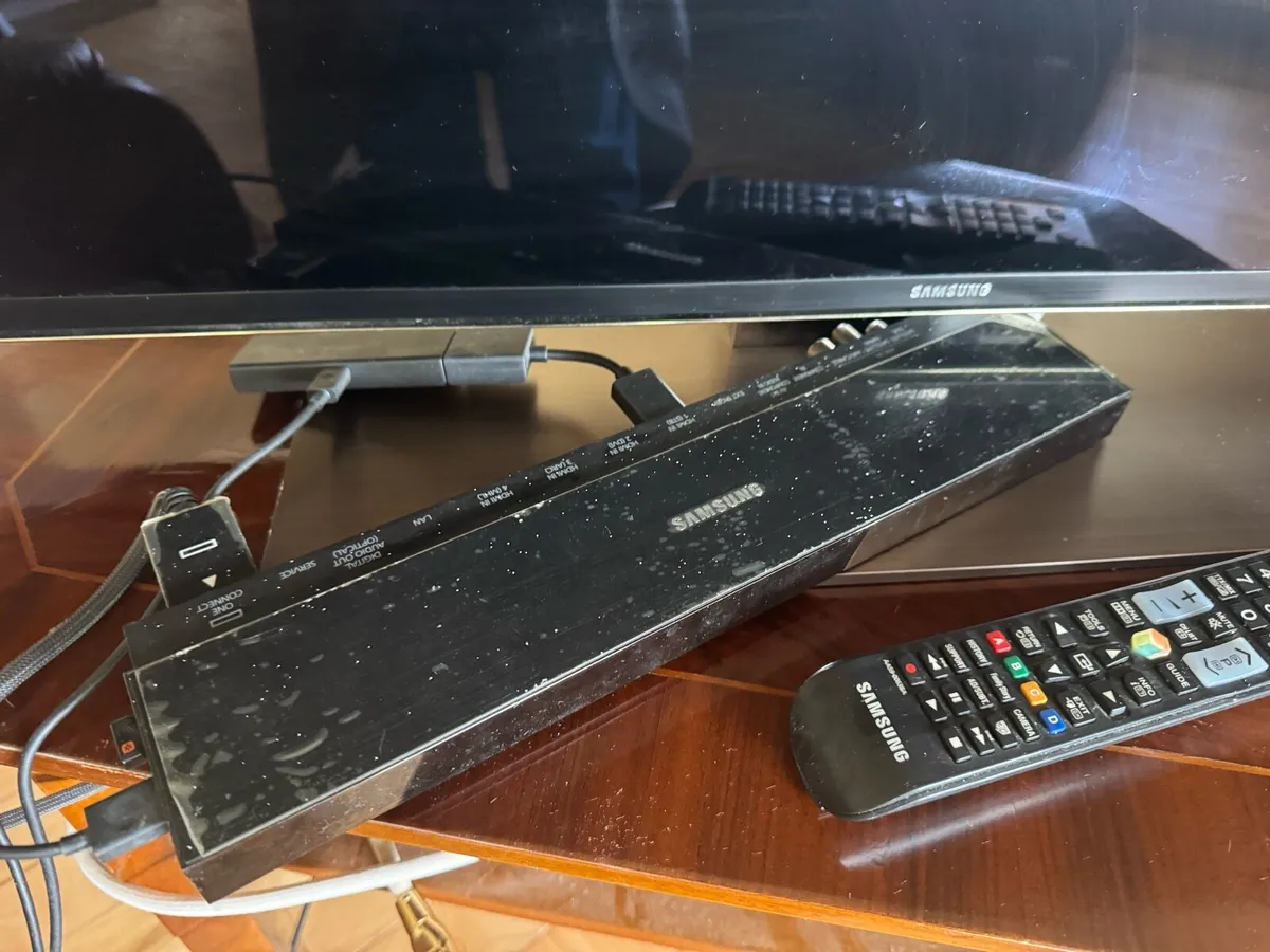 Samsung UE55F9000 Smart TV one connect - Image 3