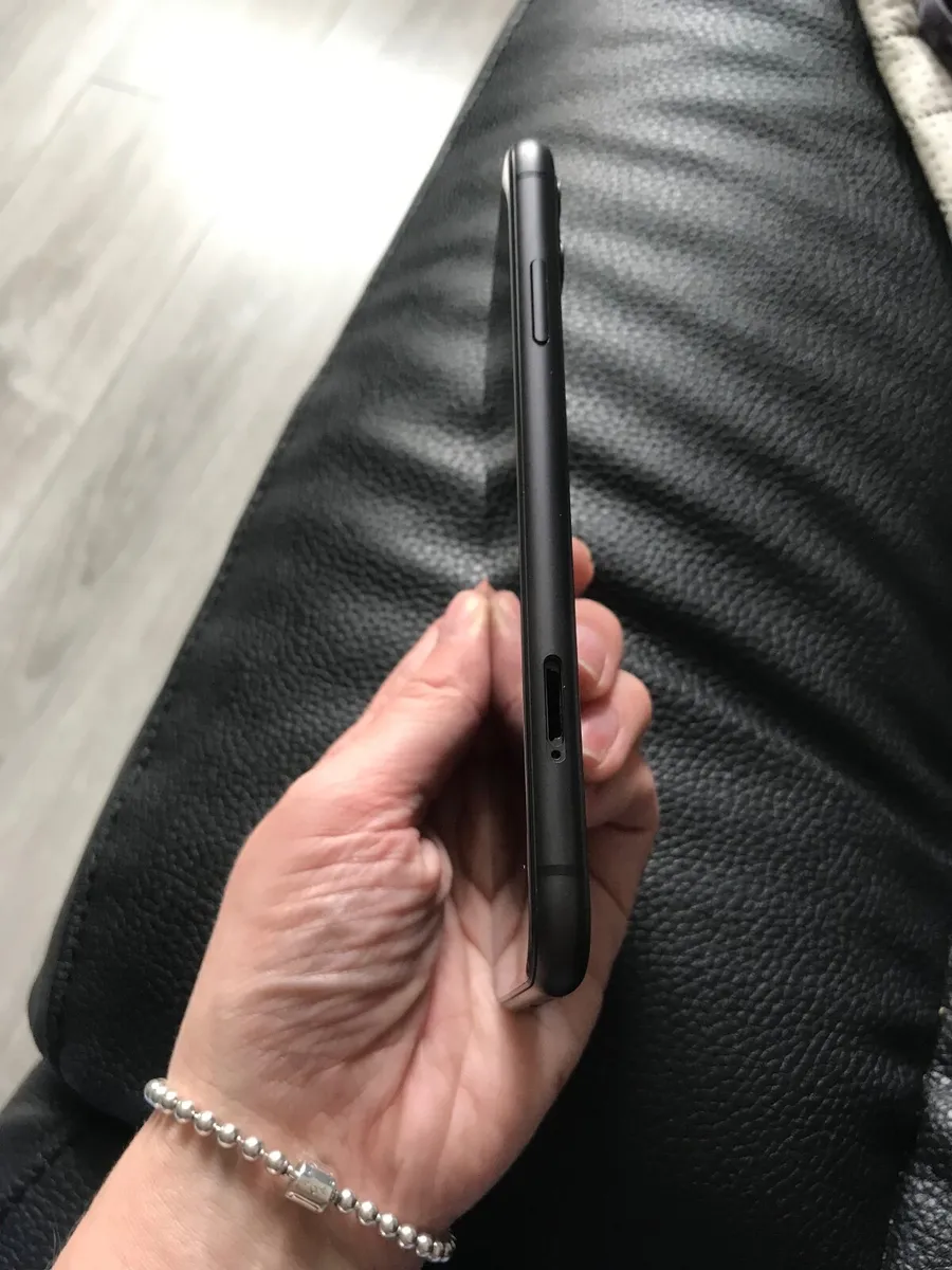 Iphone 11 - Image 2