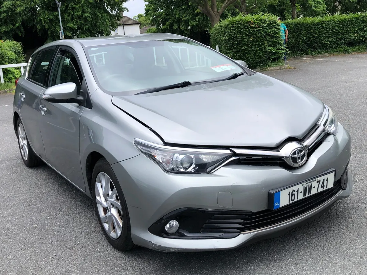 Toyota Auris 2016 1.4D4D,LIGHT DAMAGE ON THE FRONT - Image 3