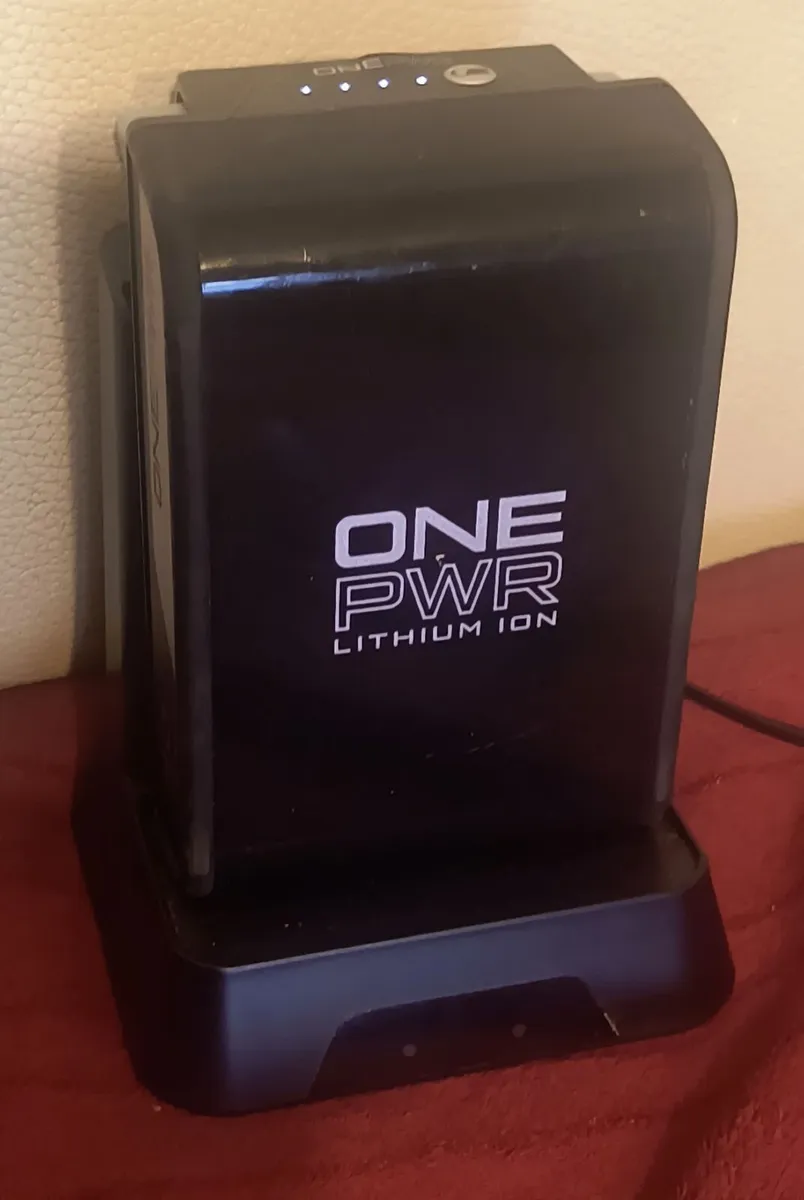 Vax OnePWR Li ion Battery Charger. Vacuum Cleaner. - Image 1