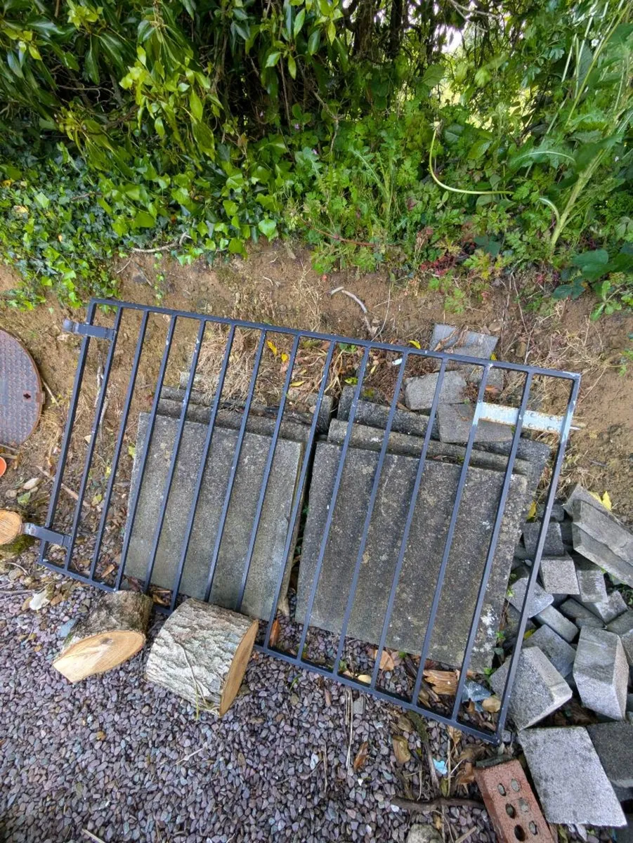 Steel railing enclosure - Image 3