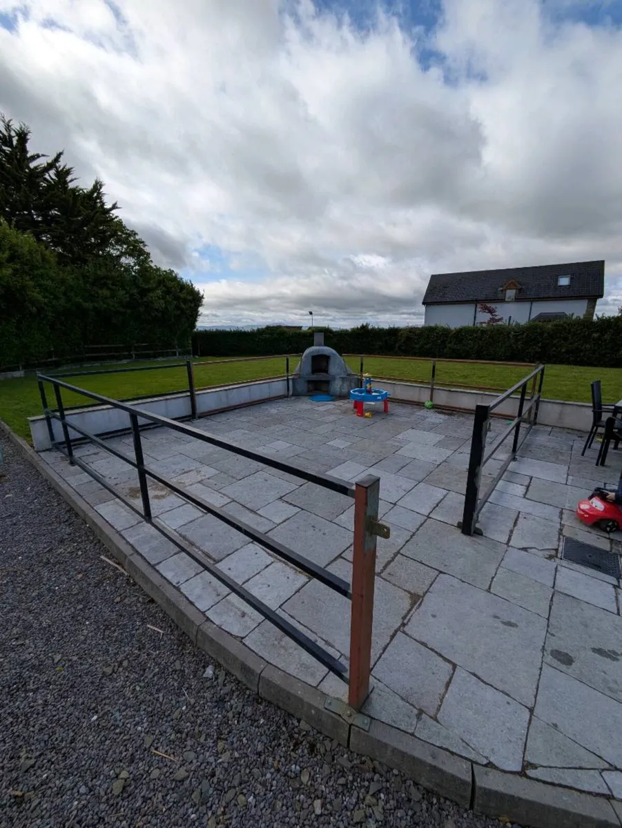 Steel railing enclosure - Image 1