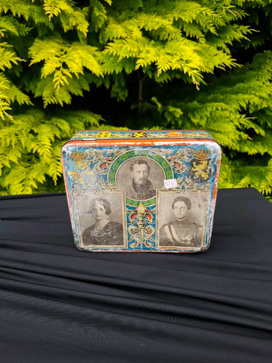 Collector vinrage royal tin box - Image 1
