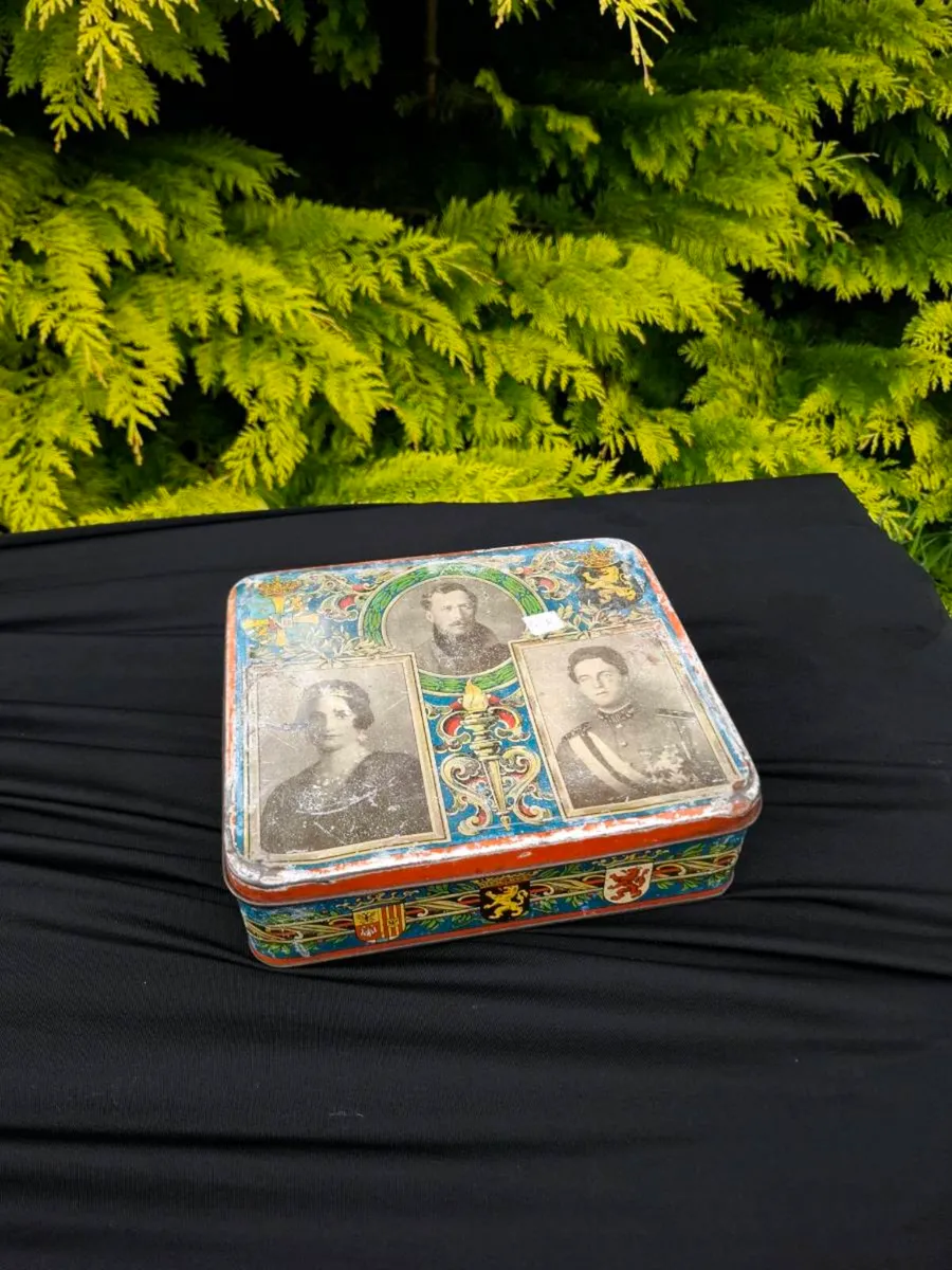 Collector vinrage royal tin box - Image 2