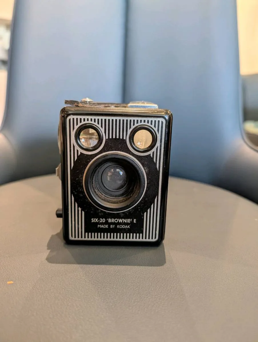 Vintage Kodak Six-20 'Brownie' E Box Camera – Art - Image 1
