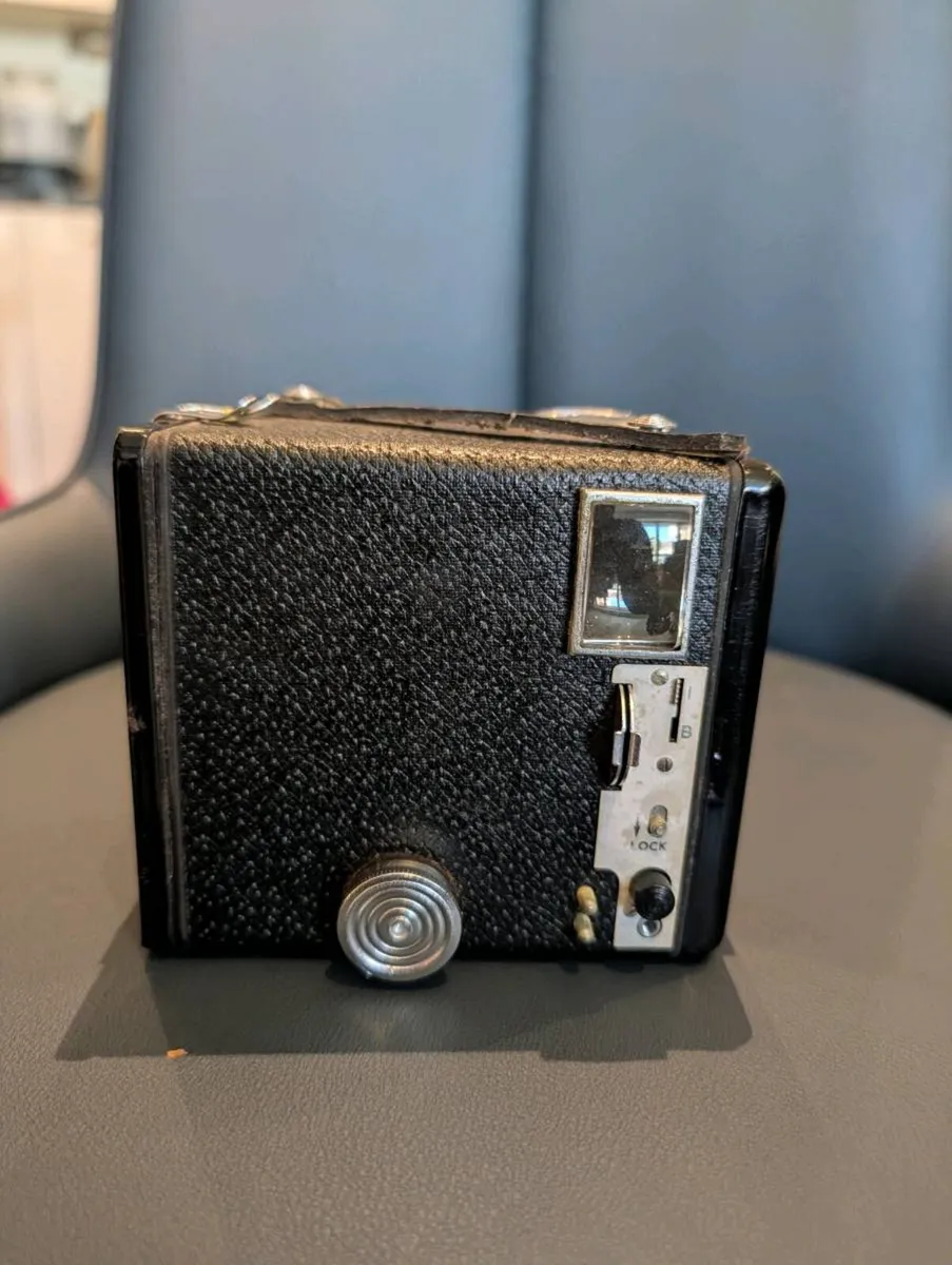 Vintage Kodak Six-20 'Brownie' E Box Camera – Art - Image 2